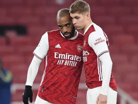 Bị đồng đội "phá game", Lacazette lộ rõ sự thất vọng