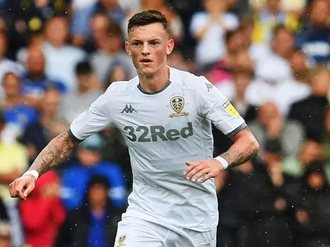Bị hét giá, Man Utd cùng loạt đại gia EPL từ bỏ trung vệ 22 tuổi
