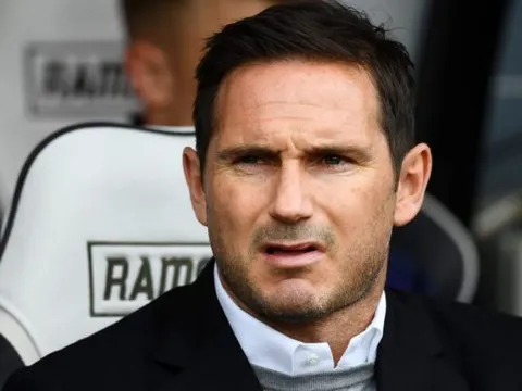 Bị Lampard 'trảm' không thương tiếc, công thần Chelsea phá vỡ im lặng