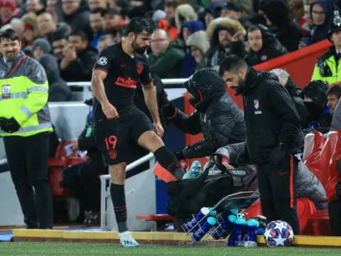 Bị thay ra sớm, "quái thú" Atletico giận dữ, đá văng giỏ nước ngoài đường biên