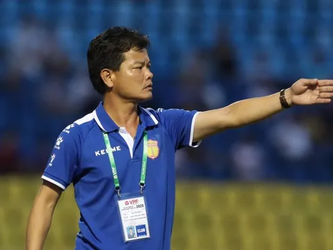 Bị tố tự làm sân xấu trận tiếp Hà Nội, HLV Nam Định phản pháo đanh thép