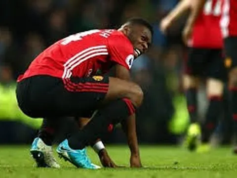 Bị Wan-Bissaka chiếm chỗ, 'quái thú chân pha lê' đếm ngày rời Man Utd