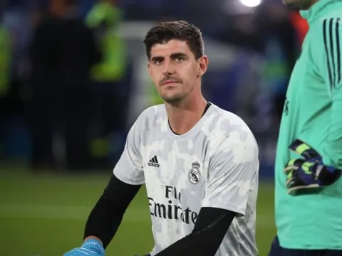 Bị "xé tan" mành lưới, Courtois vẫn mạnh miệng chỉ trích đồng đội