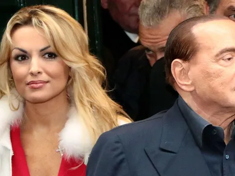 Bỏ bạn gái lâu năm, "bố già" Berlusconi hẹn hò người đẹp kém 53 tuổi