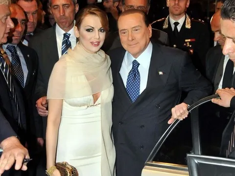 'Bố già' Milan tặng bạn gái 20 triệu euro sau khi chia tay