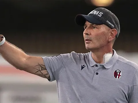 Hành động rơi nước mắt của các cầu thủ Bologna sau trận thắng Brescia