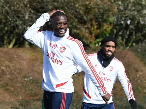 'Bom tấn' của Arsenal lém lỉnh vờn Shkodran Mustafi