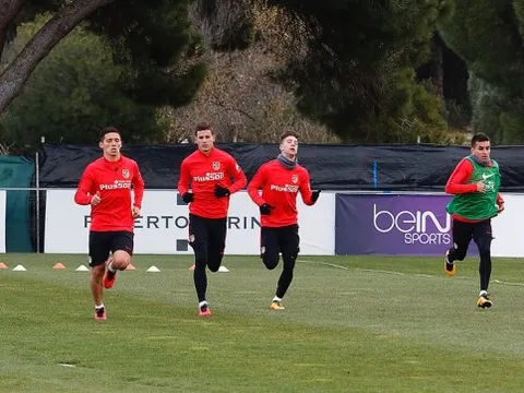 "Bom tấn" của Atletico bị bắt quả tang "tiểu bậy" khi đang tập luyện