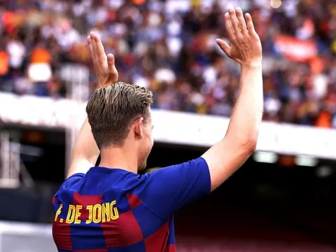 'Bom tấn' rạng ngời, chính thức ra mắt Barcelona