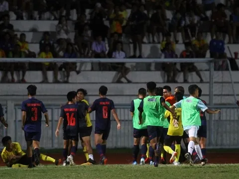 Bóng đá Chùa Vàng “rớt giá” vì triển Muay Thái trên sân cỏ