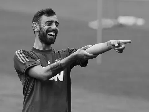 Bruno Fernandes cười tít mắt, sẵn sàng cho trận đại chiến Sevilla