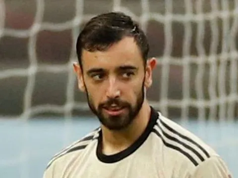 Bruno Fernandes được hưởng penalty, Mourinho nói thẳng 1 câu