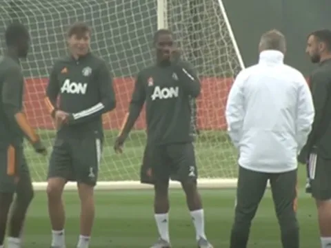 Bruno Fernandes nghiêm mặt khi bị đồng đội chơi xỏ trò 'bóng ma'