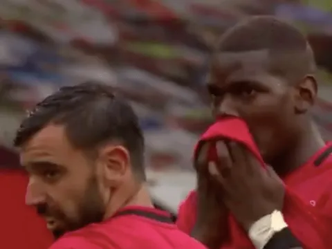 Bruno Fernandes sút phạt, Pogba nhắc 1 lời