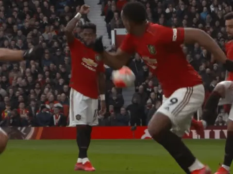 Bruno Fernandes tiết lộ cách "lừa" cầu thủ Man City để kiến tạo cho Martial