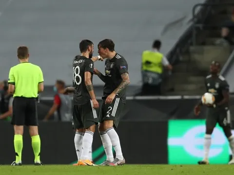 Bị Bruno mắng ngay trên sân, Lindelof 'phản dame' cực gắt