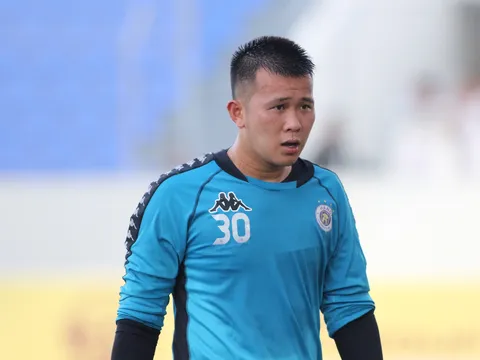 Hy hữu: BTC V-League vinh danh thủ môn Hà Nội vì bắt sai luật?