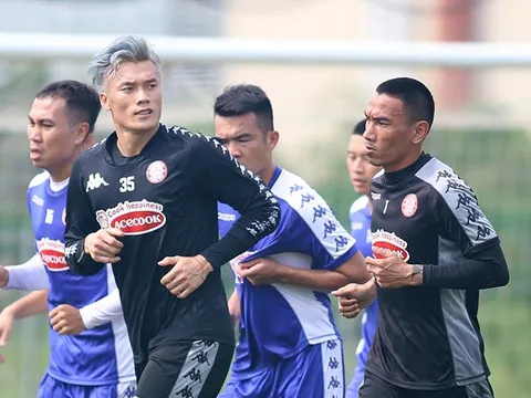 Bùi Tiến Dũng trình làng mái tóc "chất lừ", Công Phượng trở lại tập luyện
