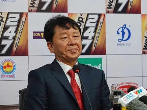 Từ chuyện thầy Chung 'bay ghế' ở TPHCM đến góc khuất bóng đá Việt