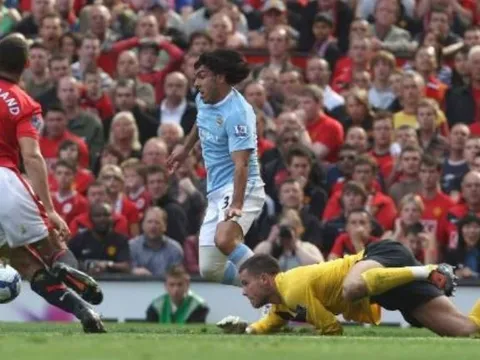 "Cả đội đang vui khi thắng Man City 4-3, rồi Sir Alex dừng lại để 'sấy' tôi"