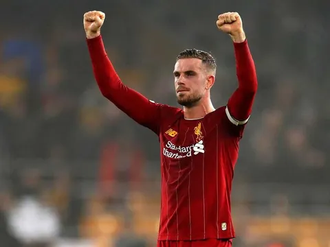 Các cầu thủ Liverpool hành động ý nghĩa giữa mùa dịch