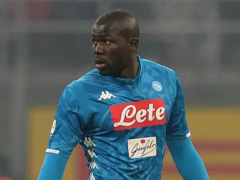 Các đối thủ lớn bỏ cuộc, Man United rộng cửa đón trung vệ 80 triệu bảng