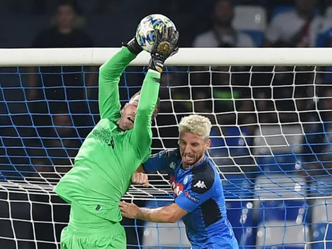 Cận cảnh 3 pha cứu thua như 'siêu nhân' của 'kẻ đóng thế' Liverpool