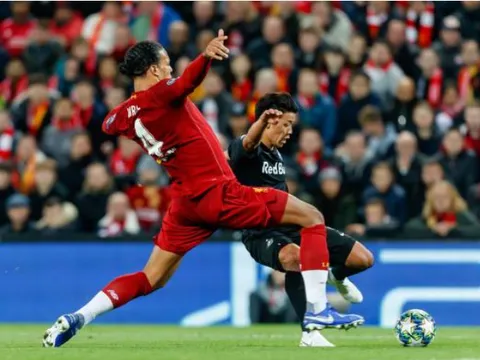 Cận cảnh pha xử lý biến Van Dijk thành "tội đồ" bên phía Liverpool