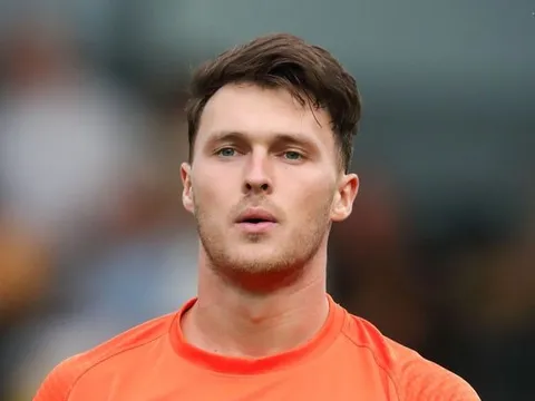 Cắn đối phương, thủ môn cho mượn của Man Utd bị cấm thi đấu 6 trận