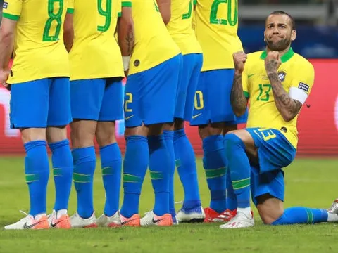 'Cạn lời' thủ quân Brazil, ăn mừng trong lúc đang làm hàng rào