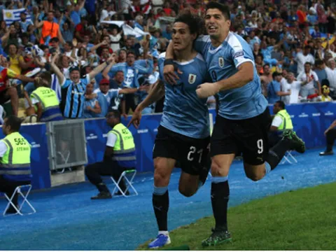 Siêu tiền đạo Cavani tỏa sáng, Uruguay vượt qua Chile giành ngôi số 1 bảng C