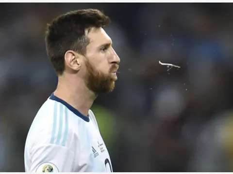 Messi phun nước bọt khi chứng kiến hàng thủ Argentina chơi siêu tệ