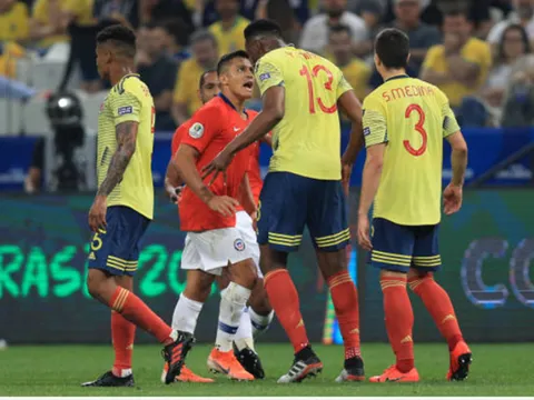 Alexis Sanchez "đấu võ đài" với "Gã hộ pháp" cao 1m95