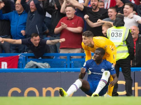 Kepa có hành động cực ý nghĩa với "tội đồ" Chelsea