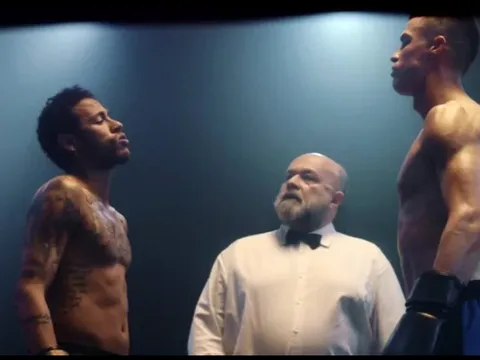 SỐC! Ronaldo và Neymar mặt đối mặt trên sàn quyền anh