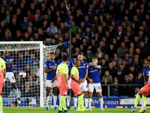 Siêu phẩm đá phạt giúp Man City có 3 điểm "thót tim" trước Everton