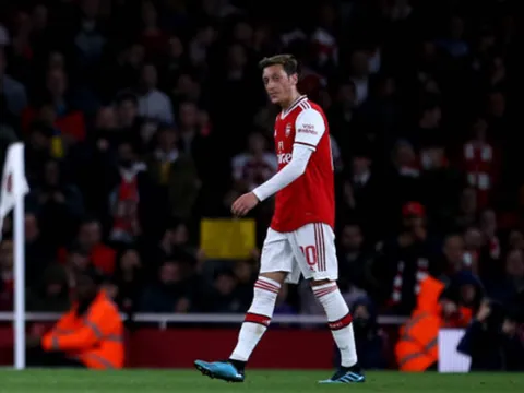 Thi đấu 71 phút, Ozil bị Emery đối xử "khó tin"