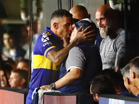 Khoảnh khắc 'í ẹ': Carlos Tevez cố tình hôn môi Diego Maradona