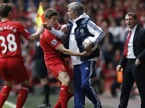 Carragher tiết lộ lý do Mourinho không thể dẫn dắt Liverpool
