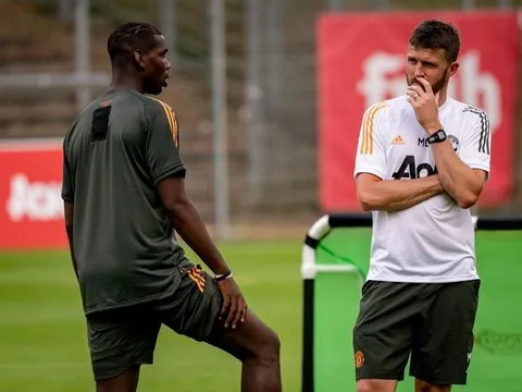 Carrick làm việc riêng với Pogba, Man Utd căng sức trong buổi tập cuối