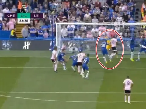 'Hàng tiền vệ của Chelsea đã sụp đổ'