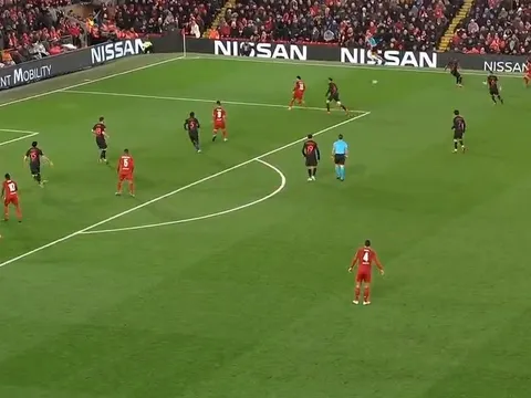 CHOÁNG! Lộ hình ảnh gây sốc ở bàn mở tỉ số của Liverpool