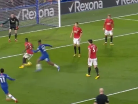 'Bailly chỉ làm động tác giả bình thường trước Batshuayi...'