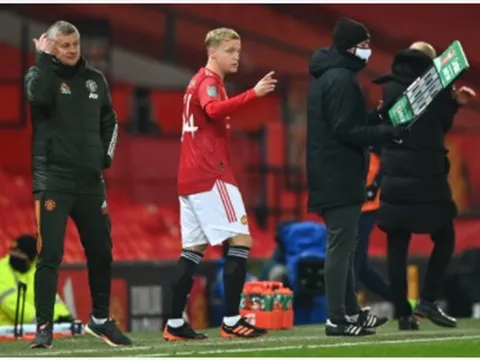 Solsa bị fan Man Utd "tổng sỉ vả" vì... Donny Van de Beek