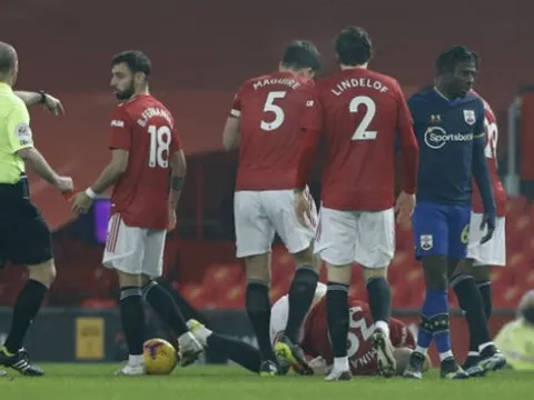 "Tội đồ" Southampton ân hận sau tấm thẻ đỏ ở trận gặp Man Utd