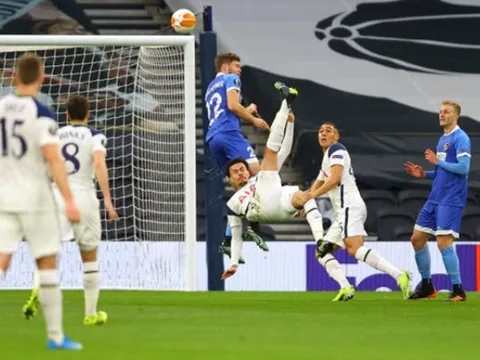 Grealish gửi thông điệp đến Dele Alli sau siêu phẩm tại Europa League