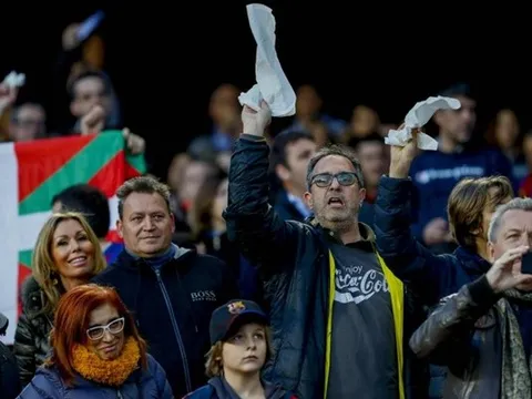 Cờ trắng tràn ngập Camp Nou, cuộc "đảo chính" sắp xuất hiện