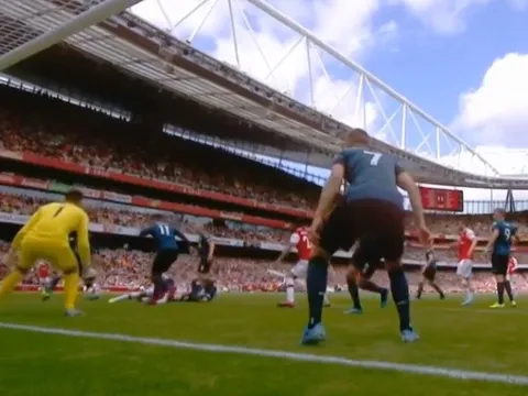 'Có đến 3, 4 hậu vệ vây quanh anh ta'