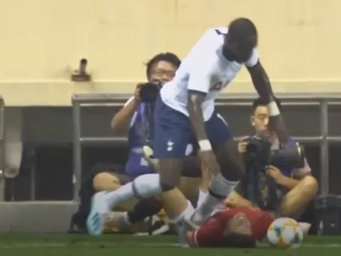 Khủng khiếp! Cầu thủ Tottenham tiếp tục bỏ bóng đá người Man Utd