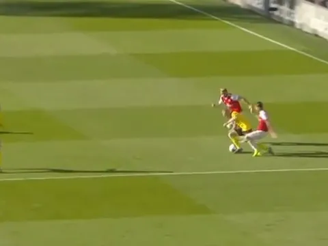 'Tiếng la ó khắp nơi. CĐV đội nhà cho rằng Ceballos đã phạm lỗi'